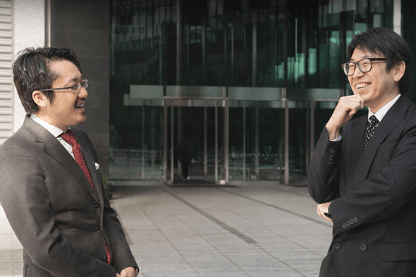 後継者と株式会社ファルマの元経営者が談笑している写真